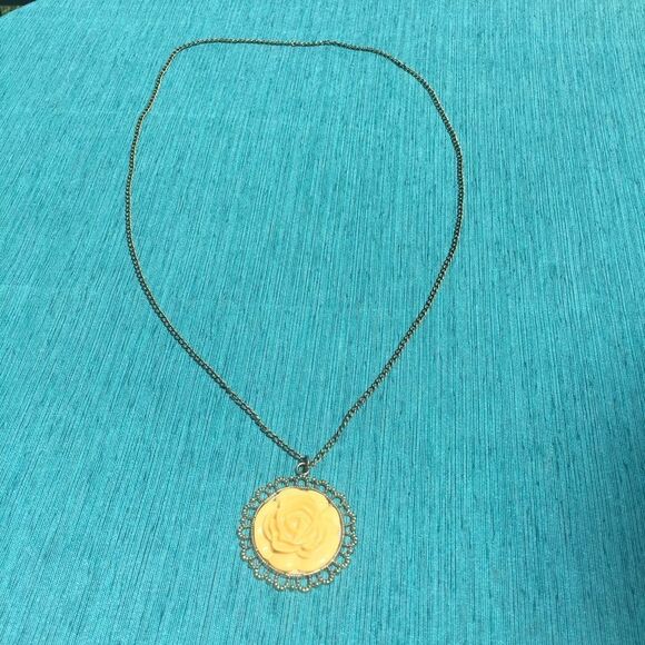 (T2) Vintage Style Flower Necklace - Picture 2 of 4